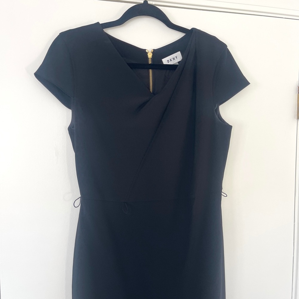 DKNY Women's Black Cap Sleeve Sheath Dress with Gold Belt & Zipper Detail Size 6 - Picture 4 of 9